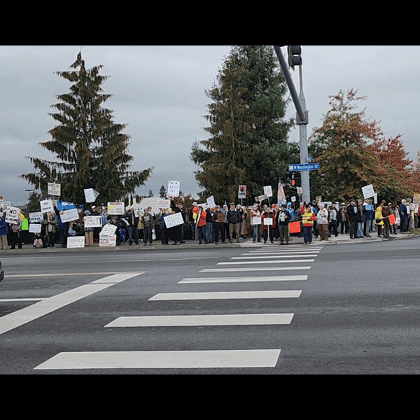 A small logo depicting the news story “NO KINGS” DEMONSTRATION DRAWS RECORD NUMBERS IN SEQUIM